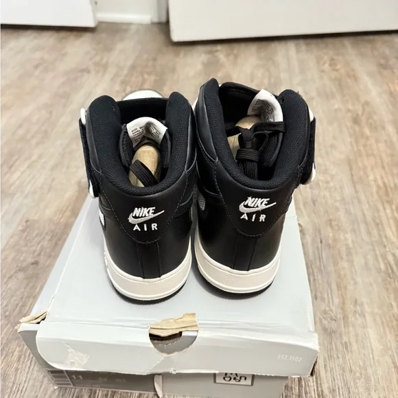 Nike Air Force 1 Black and White - Picture 3 of 4